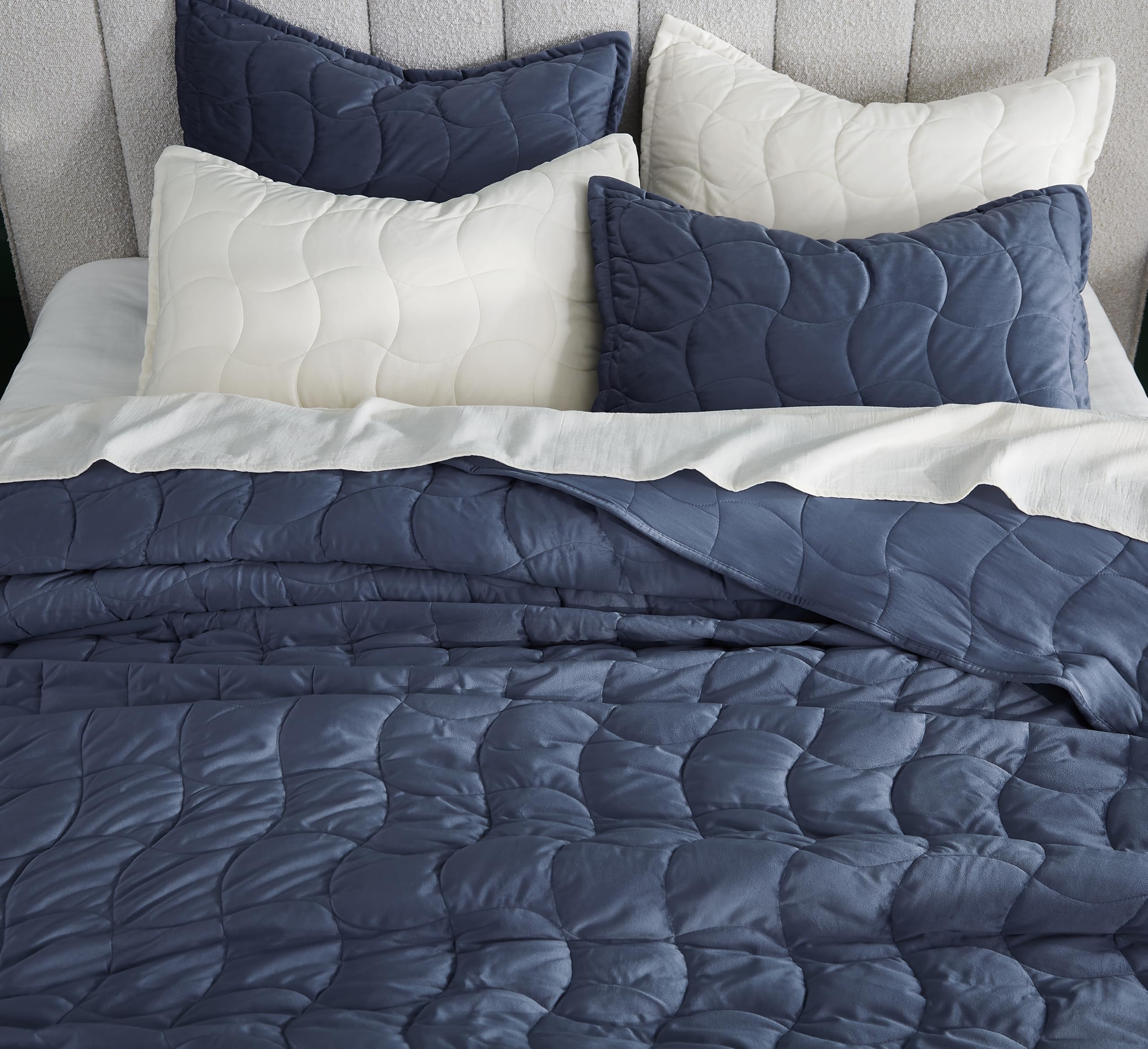 Luxury Blue Velvet Twin Size Quilt Bedding Set - Soft Cloud Cozy Warm Bedspread Coverlet with 1 Pillow Sham | All-Season Lightweight Crushed Comforter for Kids & Teens | Perfect for Bedrooms, Dorms, and Guest Rooms