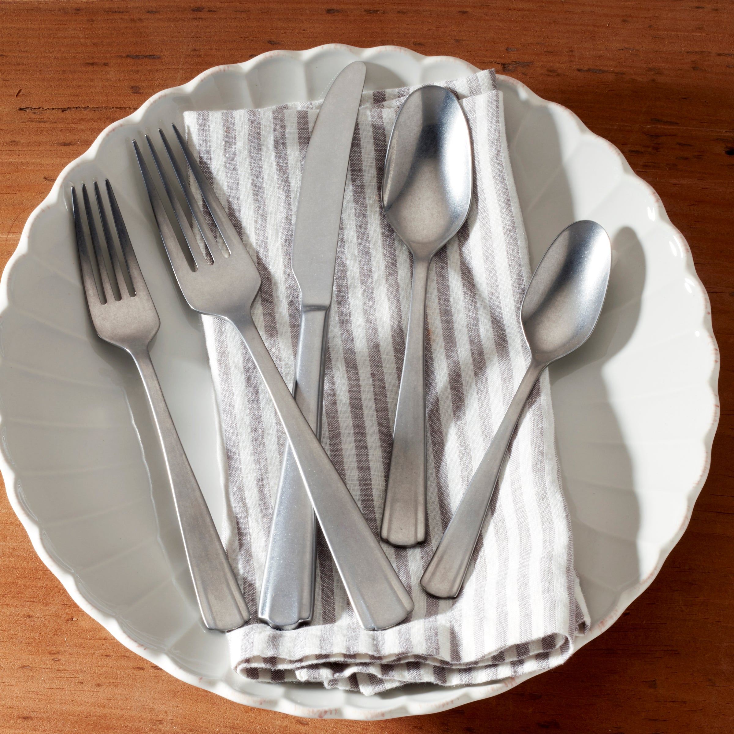 French Perle Scallop Vintage 65-Piece Flatware Set - Elegant Stainless Steel Cutlery for Fine Dining, Wedding Gifts & Special Occasions