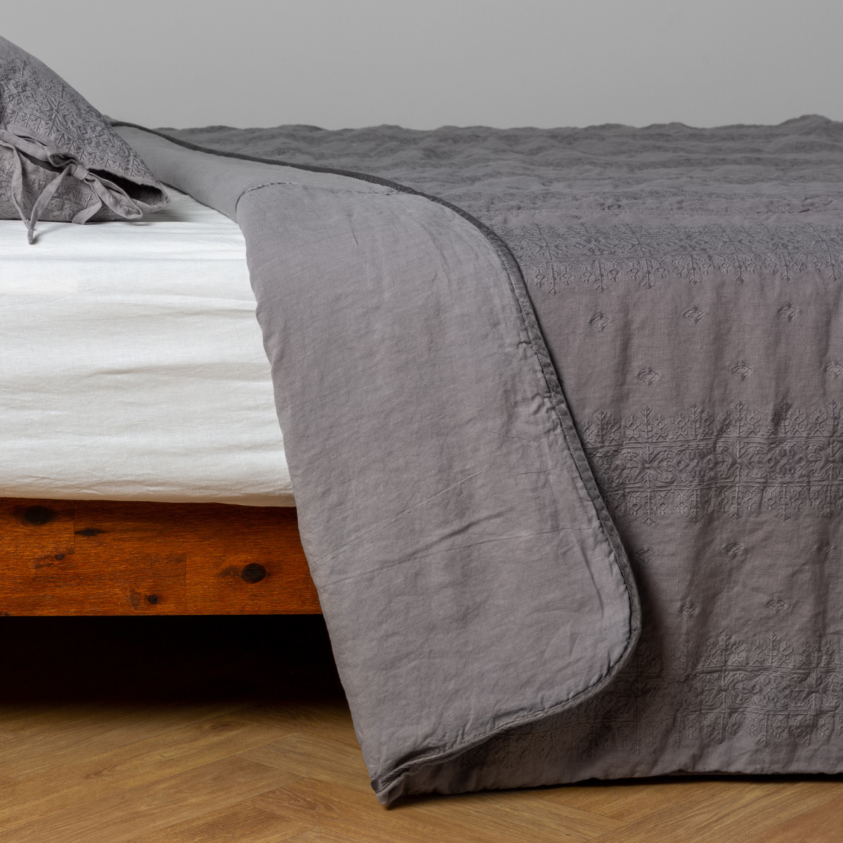 Soft and Cozy Ines Bedspread - Queen Size Luxury Bed Cover for Home Decor - Perfect for Master Bedroom, Guest Room & Airbnb Styling