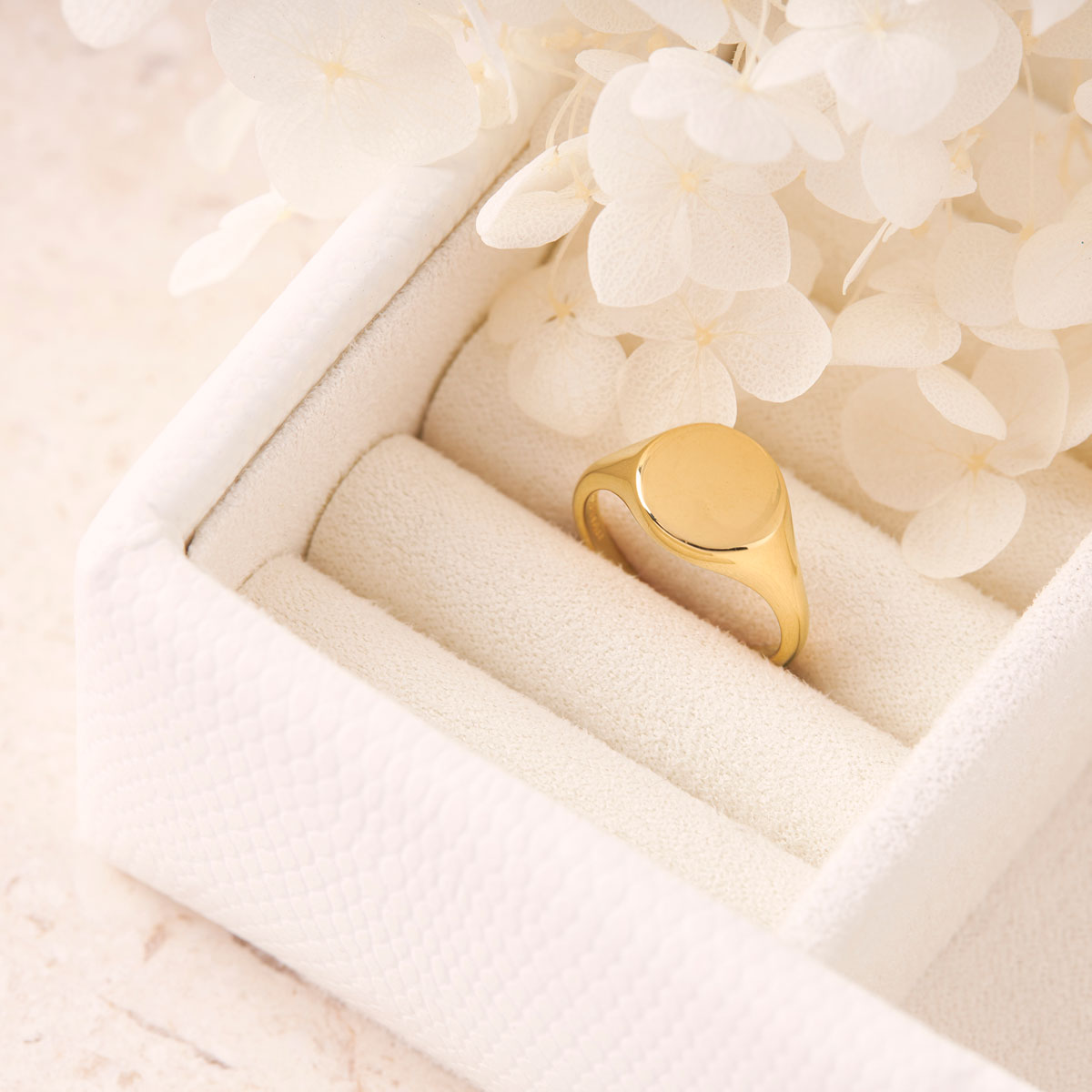 Elegant Gold Signet Ring for Men & Women - Personalized Engraved Seal Ring - Perfect for Weddings, Gifts & Formal Occasions