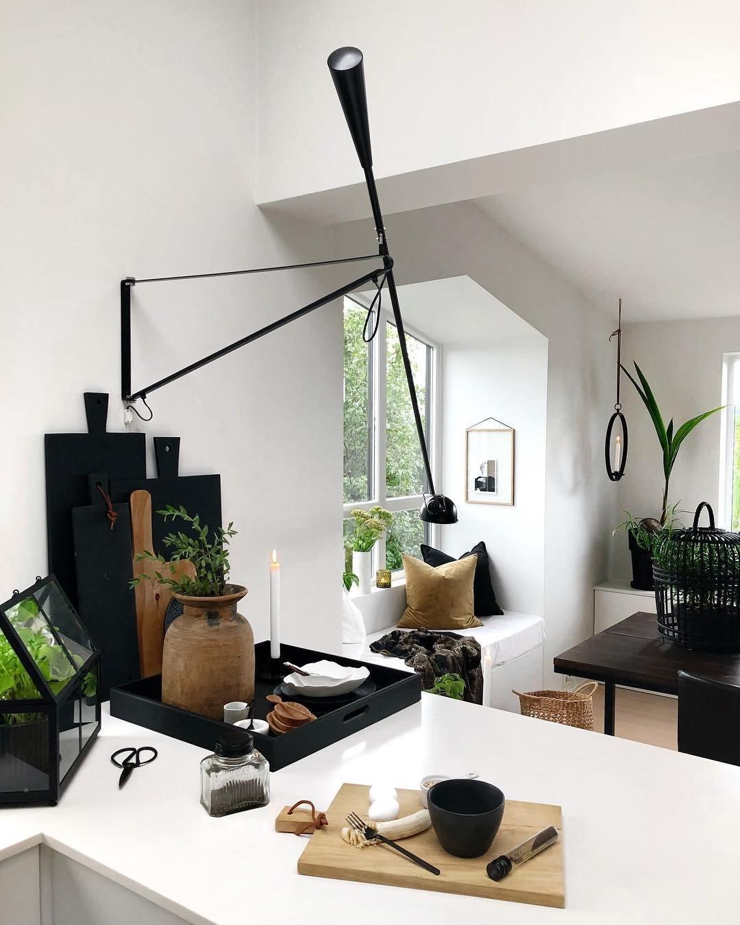 Modern Long Arm Wall Lamp - Adjustable Swing Arm Sconce for Bedroom, Living Room & Office - Perfect for Reading, Working & Ambient Lighting