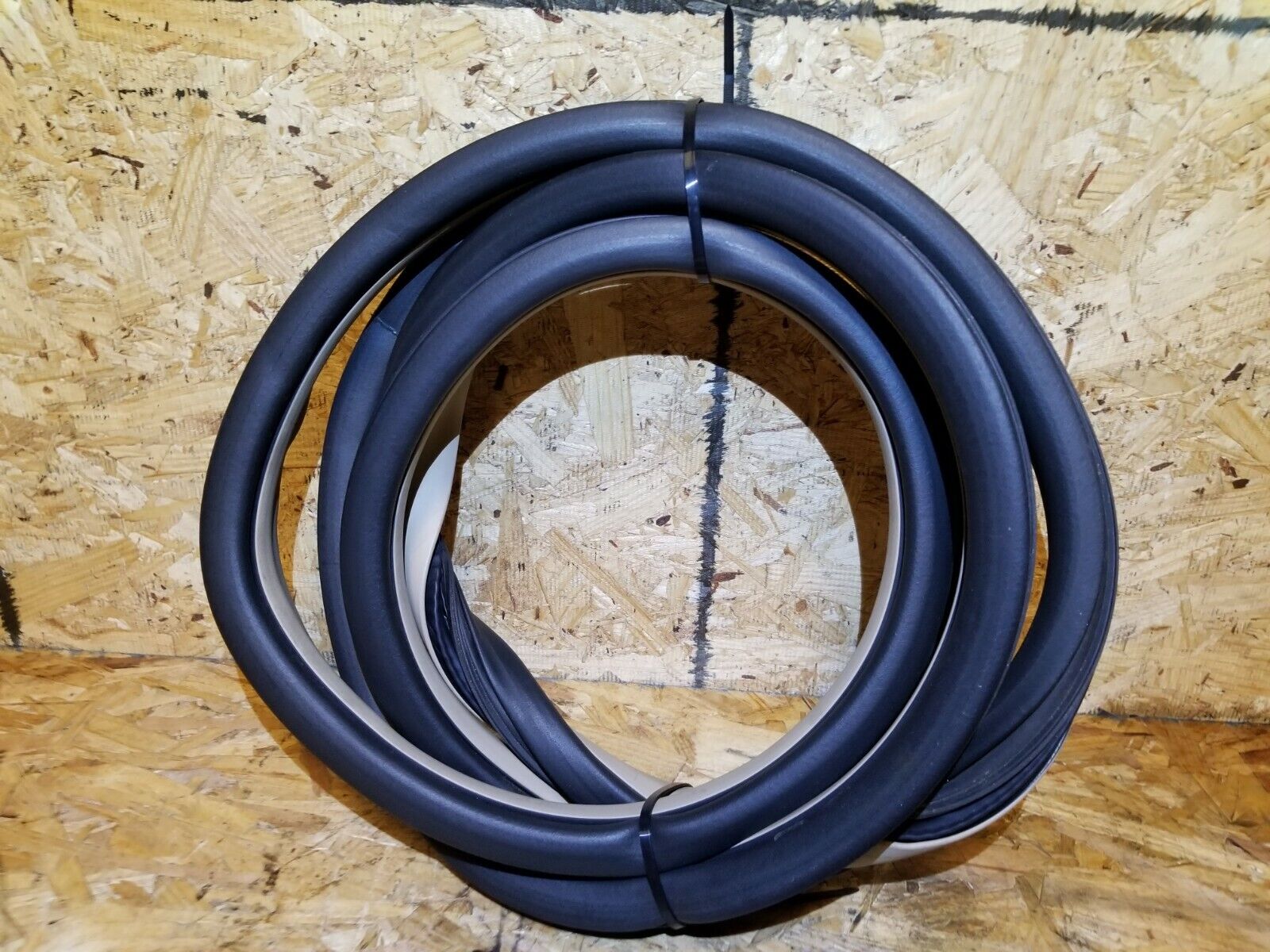 2005-2009 Cadillac SRX Right Rear Passenger Side Door Weatherstrip Seal - OEM Replacement Part for Car Door Protection & Noise Reduction - Perfect for Weatherproofing and Improving Cabin Comfort