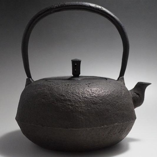 Premium Japanese Nanbu Tetsubin Iron Teapot - Koizumi Nizaemon 11th Generation Kikko Gata (Tortoiseshell Shape) with Original Box - Perfect for Traditional Tea Ceremonies, Home Decor & Gift Giving