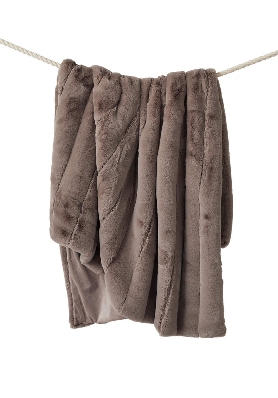 Luxury Faux Fur Throw Blanket - Soft Latte Brown Cozy Sherpa Blanket for Couch, Bed & Winter Warmth - Perfect for Home Decor, Gifts & Cold Weather Comfort