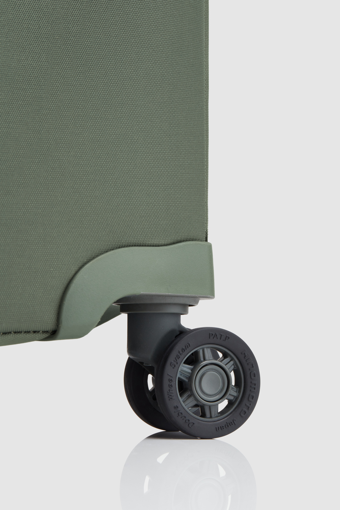 Scape Carry On 55cm Suitcase - Lightweight Expandable Luggage with 360° Spinner Wheels for Air Travel, Business Trips & Weekend Getaways