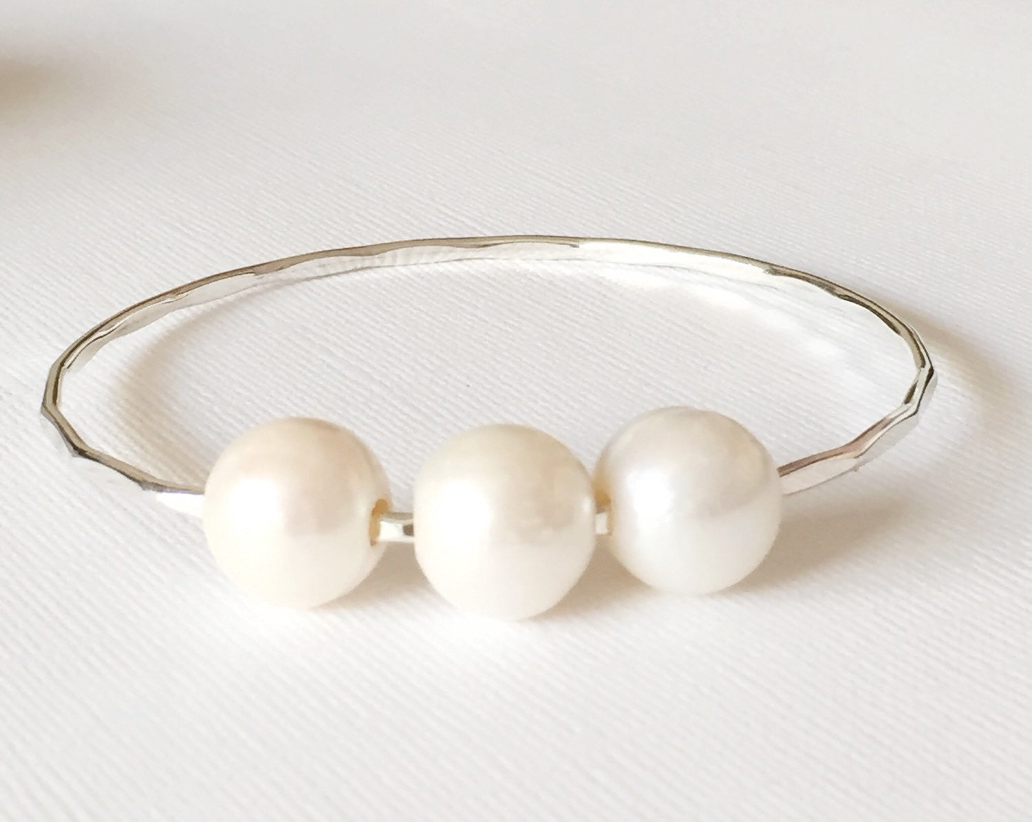 Bangle Paige (B111) - Stylish Women's Bracelet for Casual & Formal Wear - Perfect for Parties, Work & Everyday Fashion