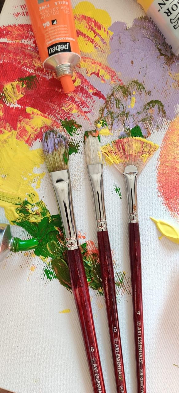 Art Essentials SUPREMO White Bristle Oil & Acrylic Paint Brush - Series 140D Dagger Long Handle (1/8 Inch) - High Color Retention, Smooth Flow - Perfect for Canvas Painting, Fine Detailing & Professional Artwork