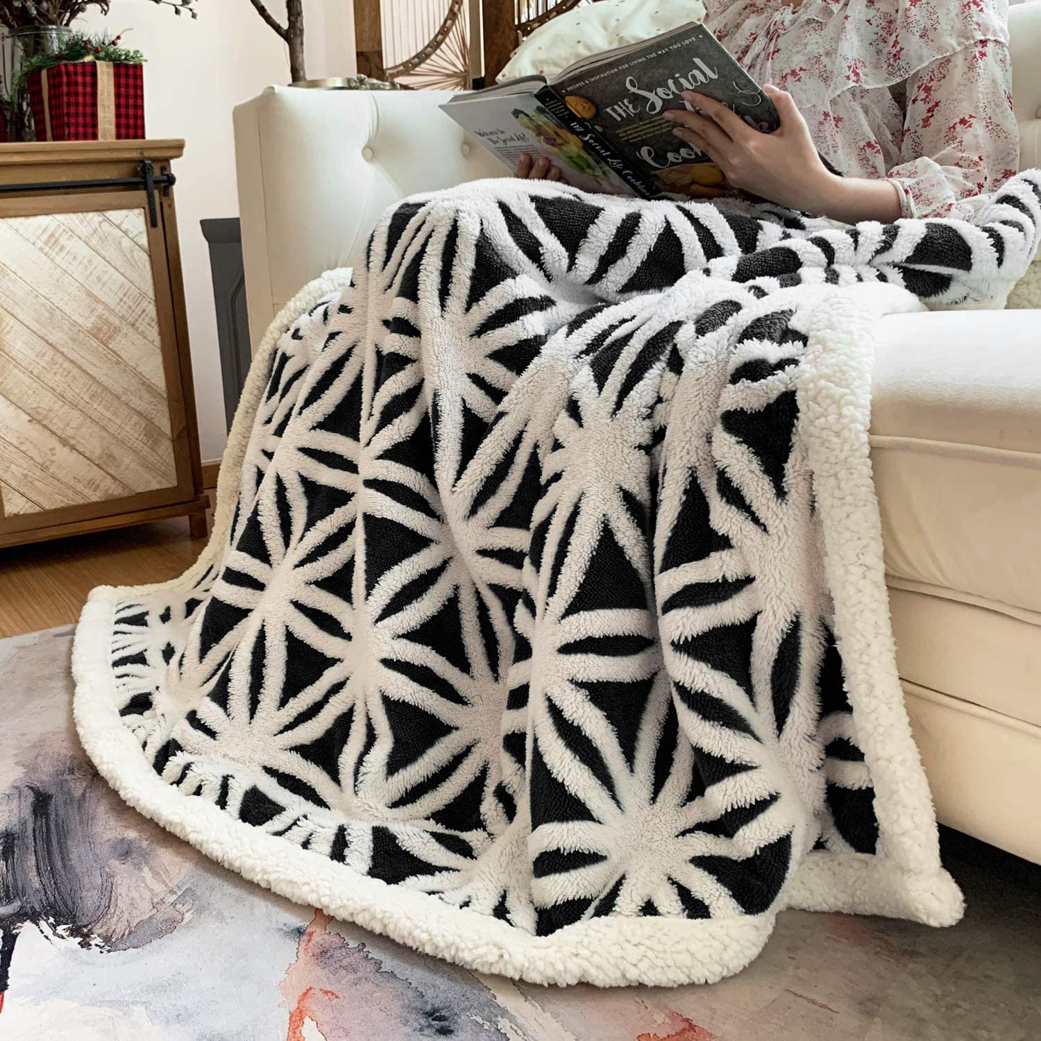 LOMAO Sherpa Fleece Blanket - Ultra Soft & Fuzzy Dual Sided Throw Blanket for Couch, Sofa & Bed - Warm Cozy Blanket for Winter, Home Decor, Camping & Gifts (Black, 51