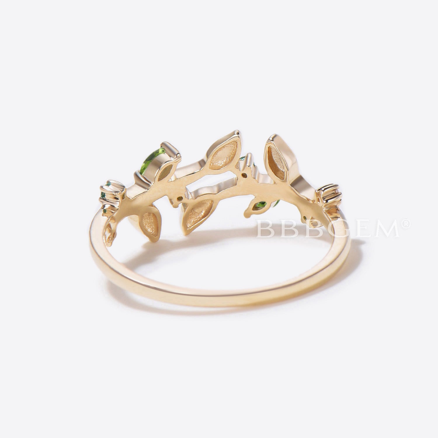 Peridot Emerald Engagement Ring - Nature Inspired Leaf Green Wedding Band for Women - Perfect for Outdoor & Boho Chic Ceremonies