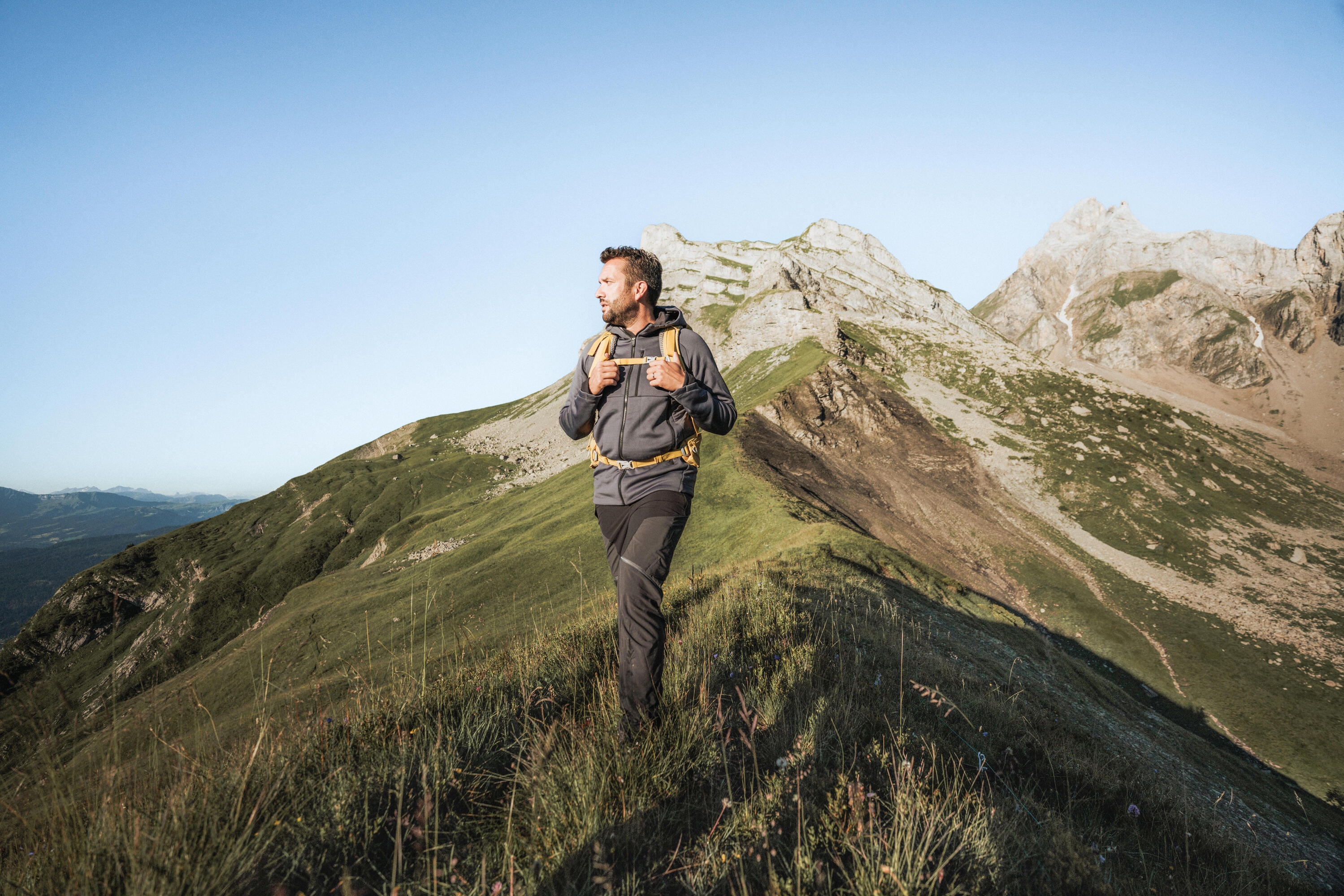 Quechua Men's MH520 Hooded Fleece Jacket for Hiking & Outdoor Adventures - Warm & Comfortable for Camping, Trekking & Winter Sports
