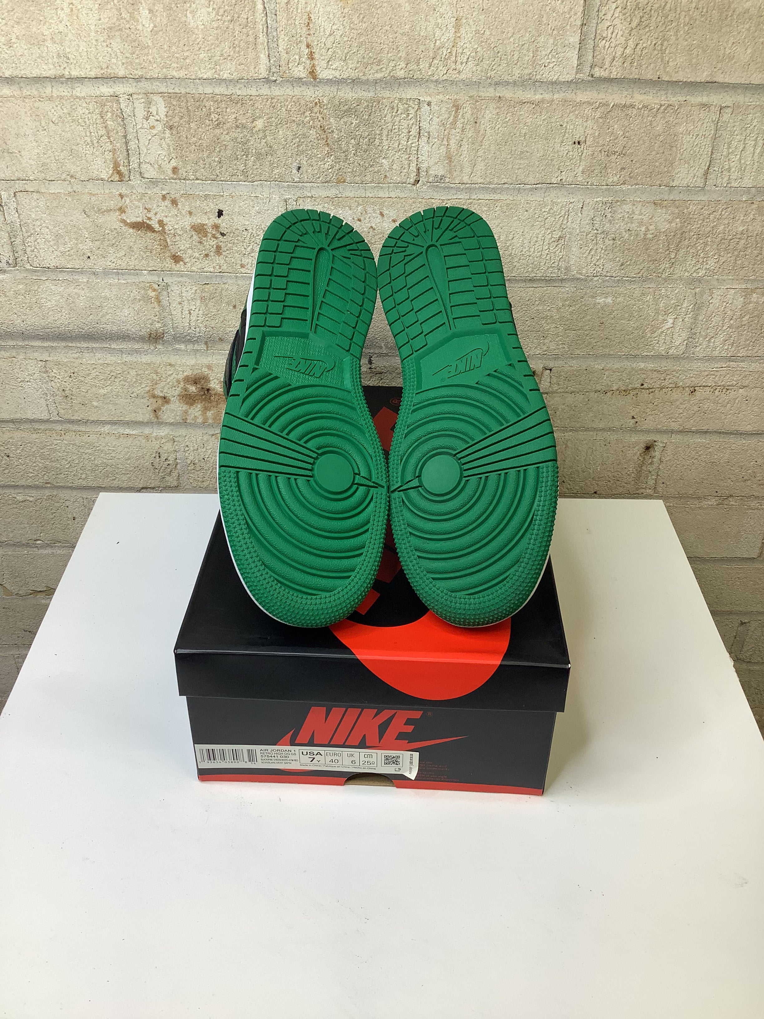 AIR JORDAN 1 PINE GREEN 2.0 Sneakers - Size 7Y (575441-030) - Men's/Women's Basketball Shoes for Casual Wear & Street Style