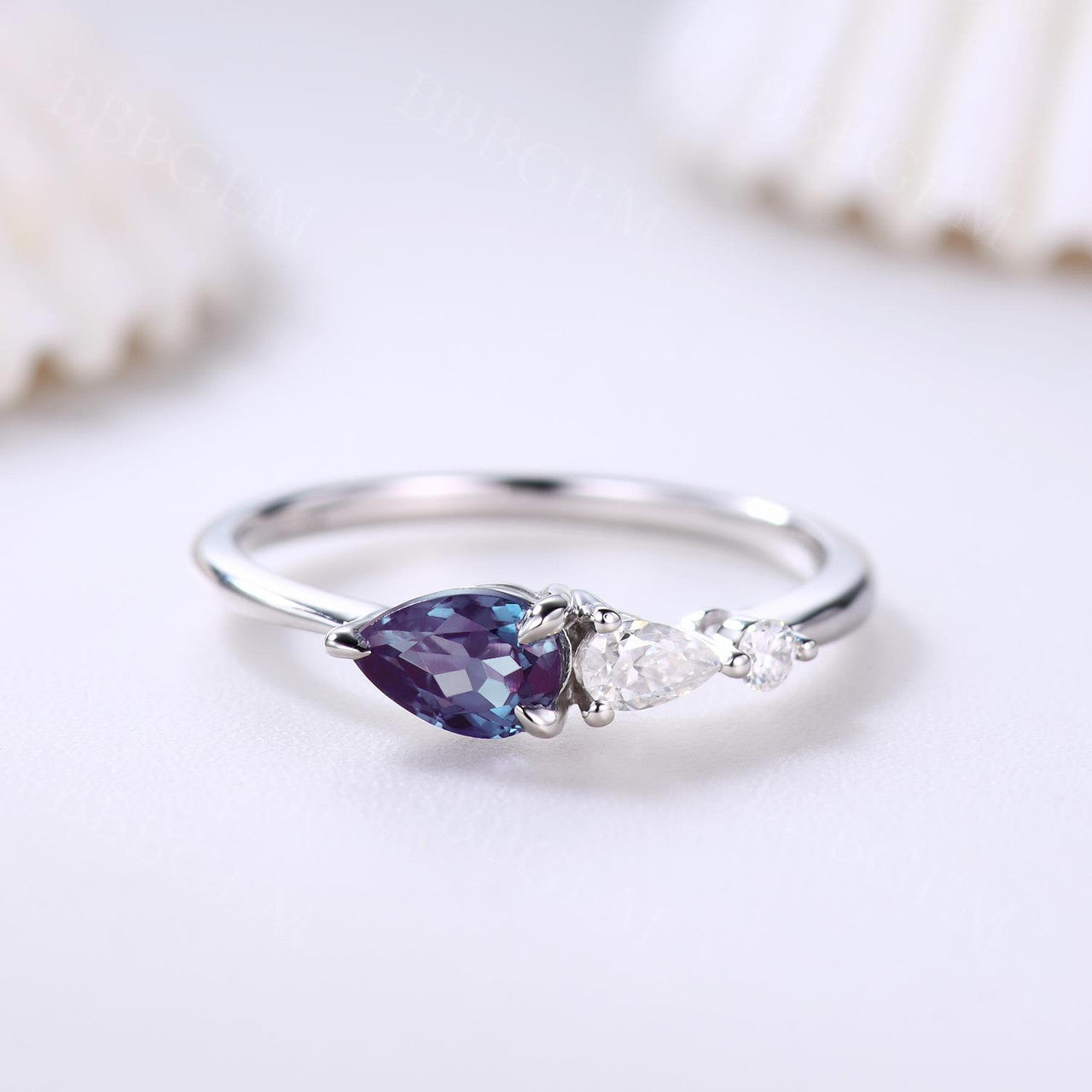 Exquisite Alexandrite & Moissanite Three-Stone Engagement Ring in Rose Gold – Perfect for Proposals, Anniversaries, and Special Occasions