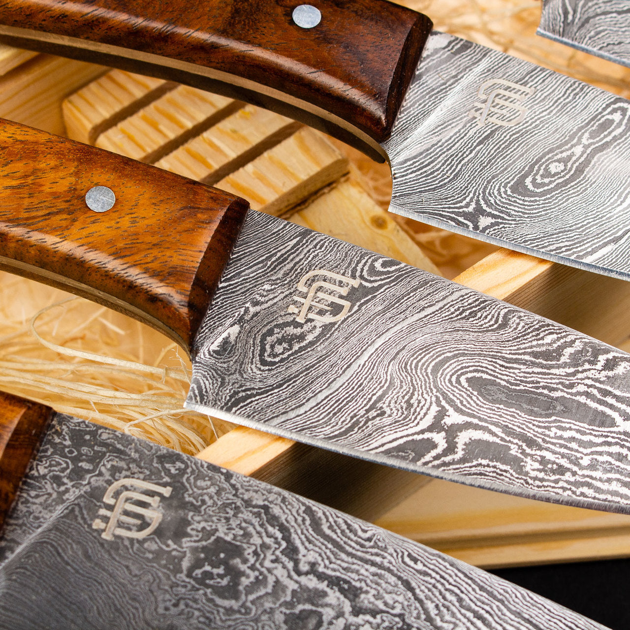 Premium Damascus Steel Steak Knives Set of 4 - Razor Sharp Handcrafted Steak Knives for Meat, BBQ & Fine Dining - Perfect for Home Chefs, Restaurants & Gifting