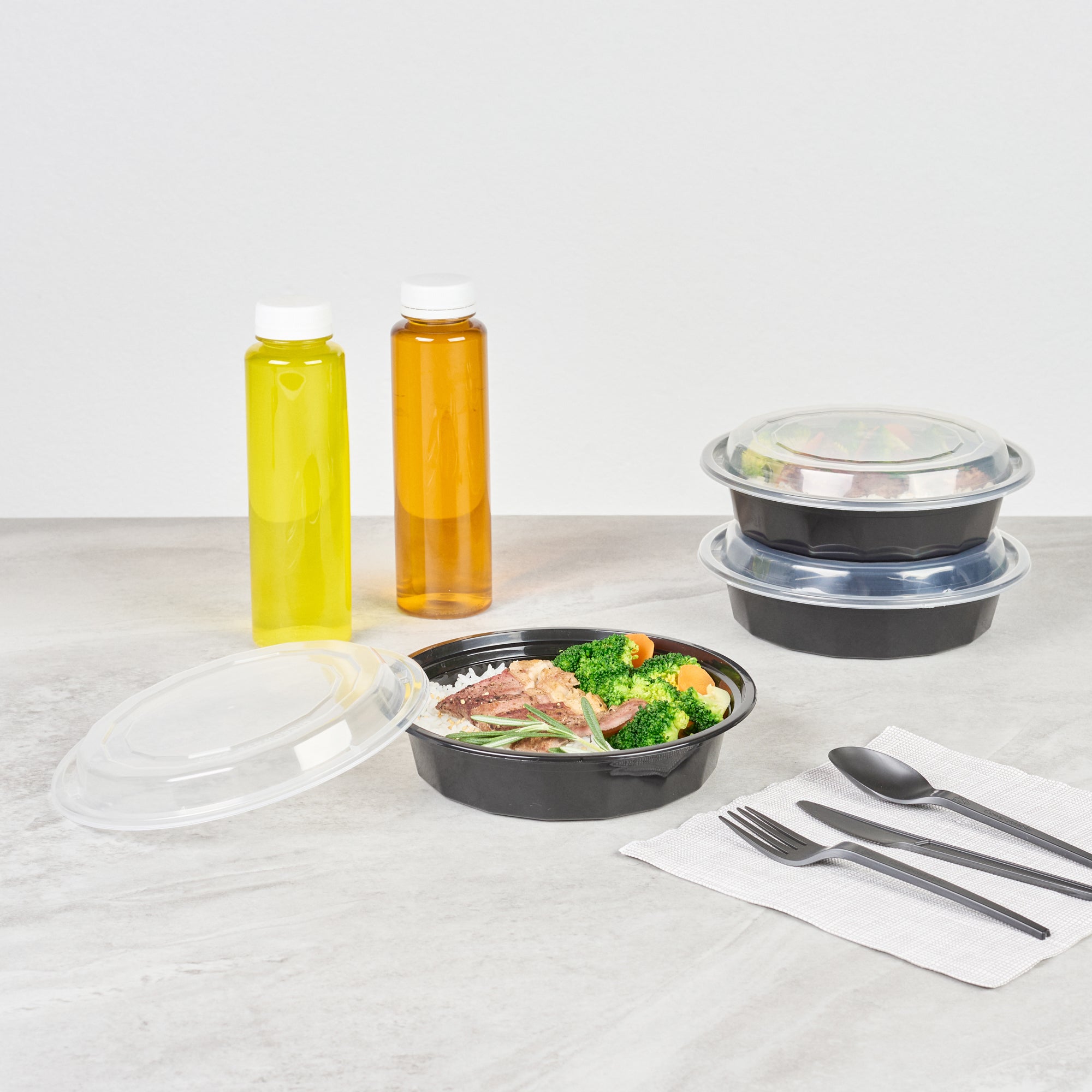 24 oz Round Black Plastic Food Storage Containers with Clear Lids - 100 Pack, Microwave Safe To-Go Boxes (7.25