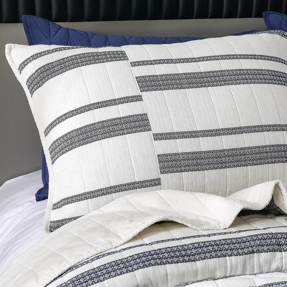Premium 3-Piece Cotton Lace Patchwork Quilt Set - King/Queen Size Bedding - Soft & Breathable for All Seasons - Perfect for Master Bedroom, Guest Room & Cozy Home Decor