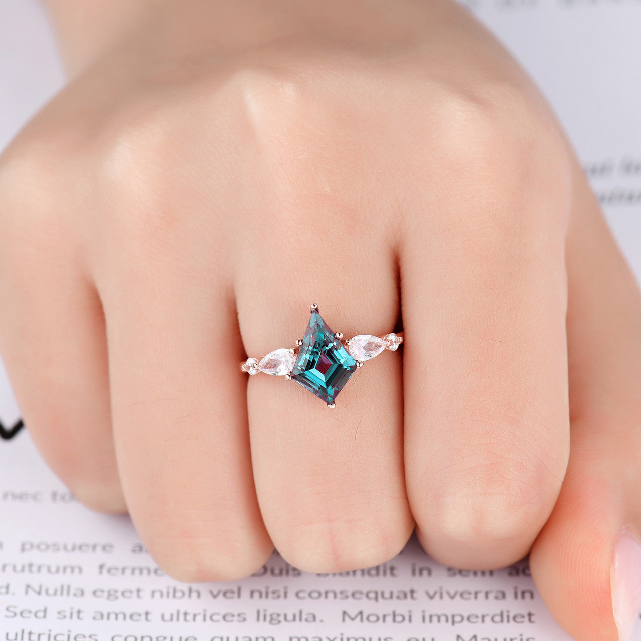 Vintage Rose Gold 7x10mm Kite Lozenge Cut Alexandrite & Moissanite Engagement Ring Wedding Band for Women - Perfect for Proposals, Anniversaries & Bridal Jewelry