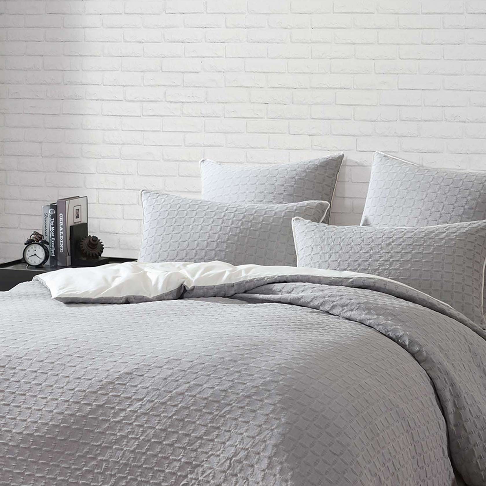 Luxury Flo Fog Quilt Cover Set - Premium Bedding by Logan & Mason Platinum - Soft & Breathable for All-Season Comfort - Perfect for Master Bedroom, Guest Room & Hotel Decor