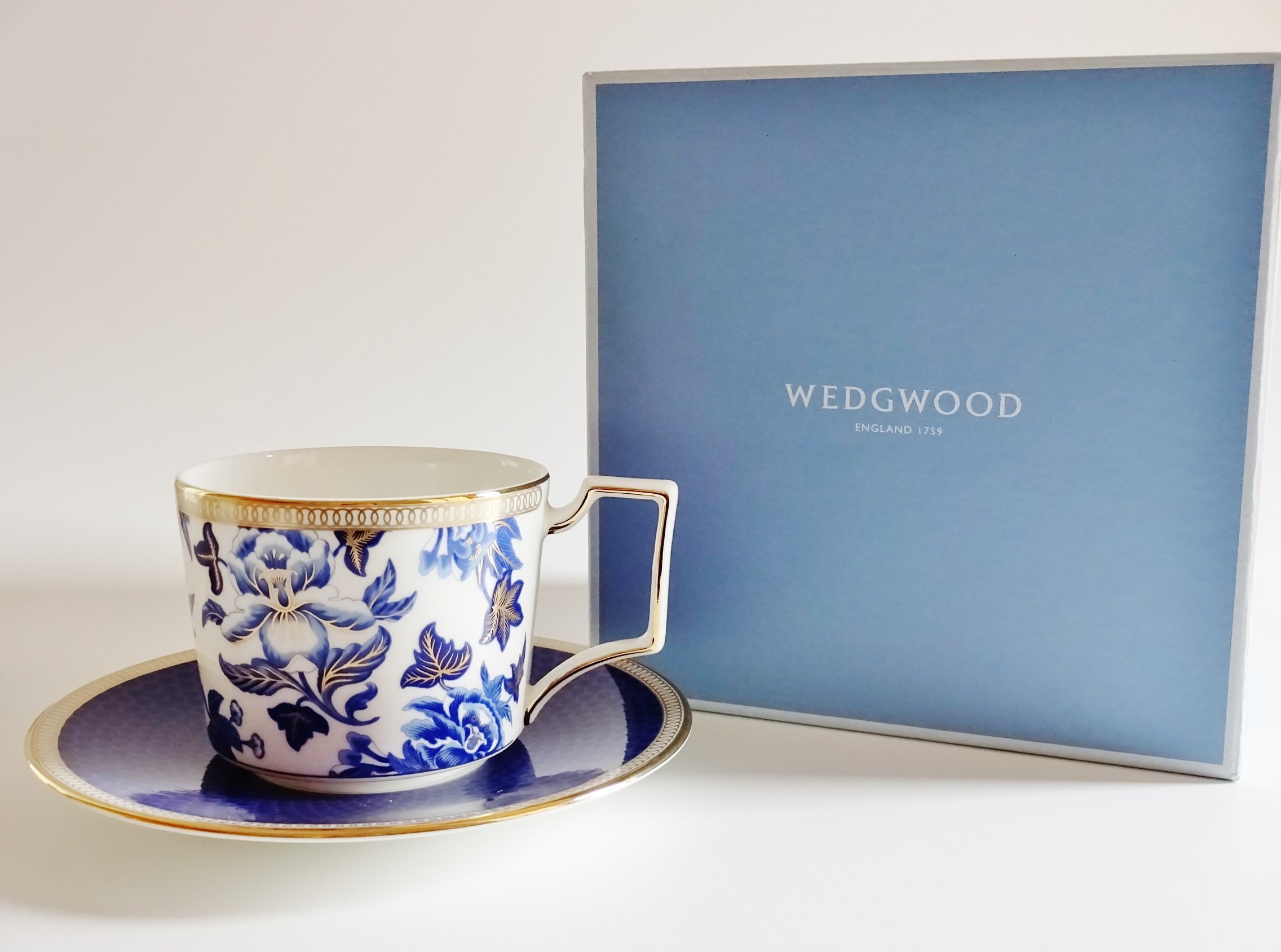 Wedgwood Hibiscus Tea Cup and Saucer Set - Floral Porcelain Tea Set for Afternoon Tea, English Breakfast, or Gift Giving - Elegant Home Dining and Special Occasions