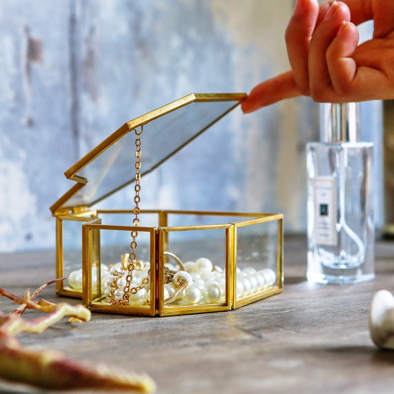 Heart-Shaped Golden Glass Jewelry Box with Gold Brass Edge - Small Clear Glass Jewelry Display Case & Organizer with Lid - Perfect for Desktop, Dresser, Bathroom Decor & Home Storage
