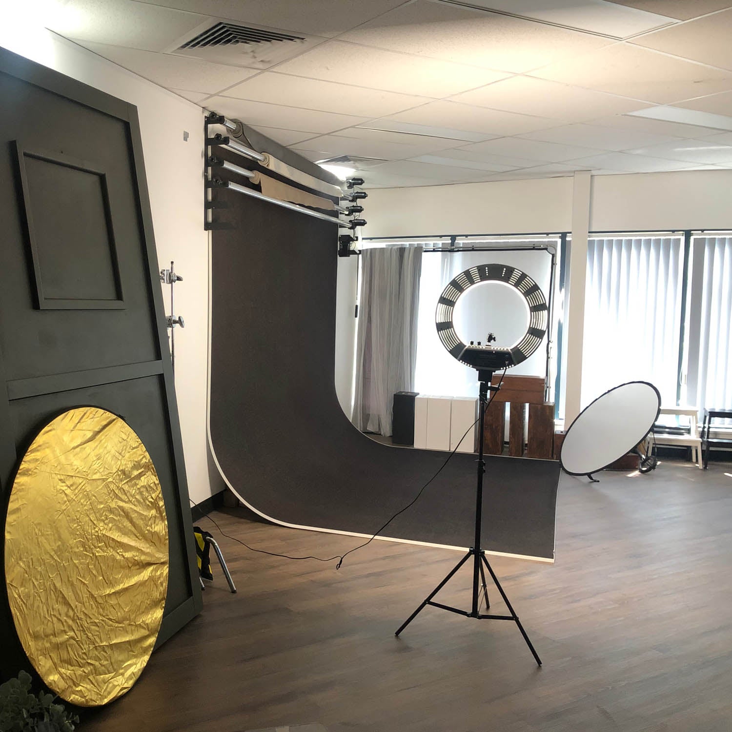 EasiFrame Curved Self-Supporting Portable Studio Infinity Cove Cyclorama Background Kit V2 - Professional Photography & Videography Backdrop (Black) - Perfect for YouTube Videos, Product Shoots, and Live Streaming