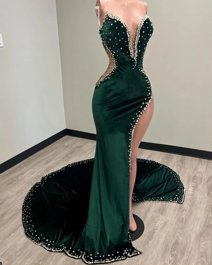 Elegant Velvet Mermaid Prom Dress with Train - Long Green Formal Gown for Homecoming, Ball & Special Occasions