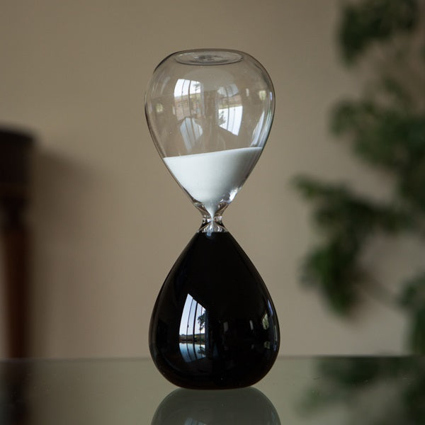 60 Minute Black and White Hourglass Timer - Classic Sand Timer for Cooking, Games, Classroom & Productivity - Vintage Style Decorative Desk Accessory for Office, Home Decor and Meditation