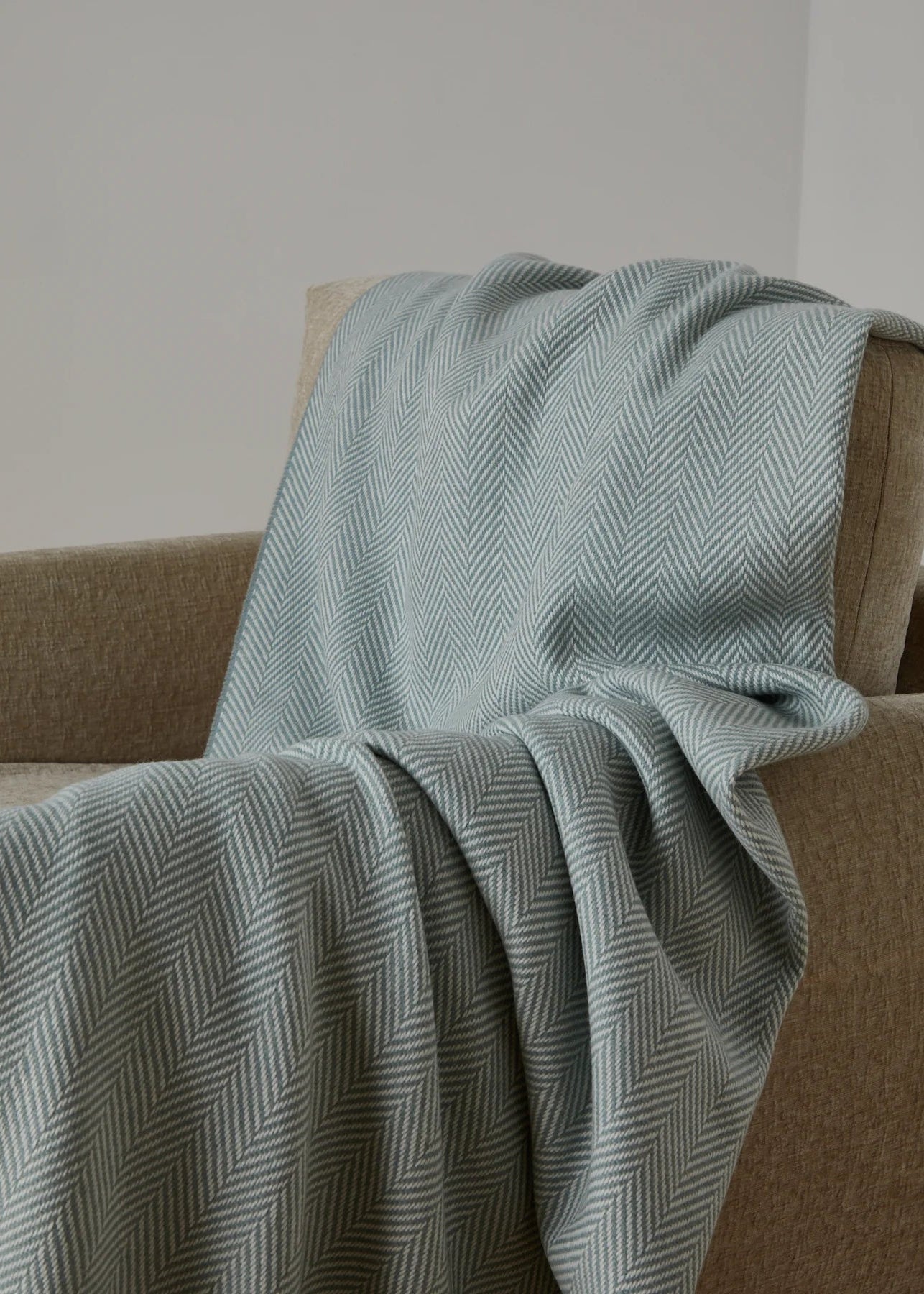 Premium Foxford Cashmere Lambswool Throw Blanket - Ultra Soft & Luxurious Achill Wool - Perfect for Sofa, Bed & Cozy Winter Nights