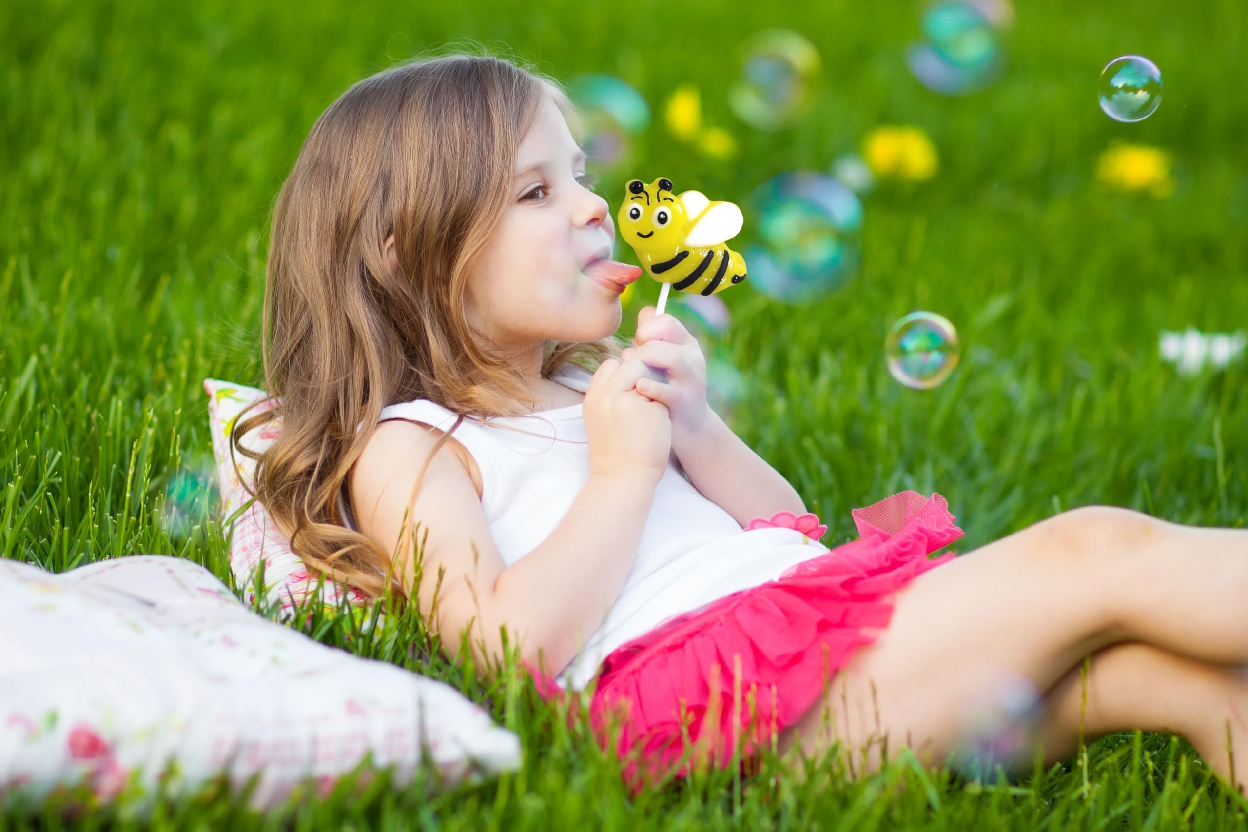 Bee Candy - 24 Individually Wrapped Lemon Flavored Lollipops - Perfect for Birthday Party Favors, Classroom Treats & Office Snacks