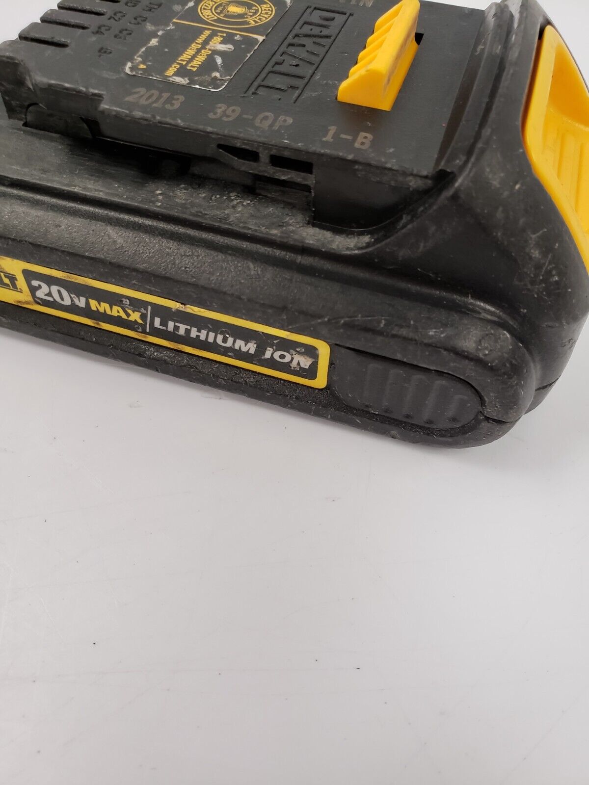 DEWALT DCB201 20V MAX Lithium-Ion Battery Pack - Compatible with DEWALT 20V Tools - Power Drills, Saws, Flashlights & More - Ideal for Construction, DIY Projects & Home Improvement