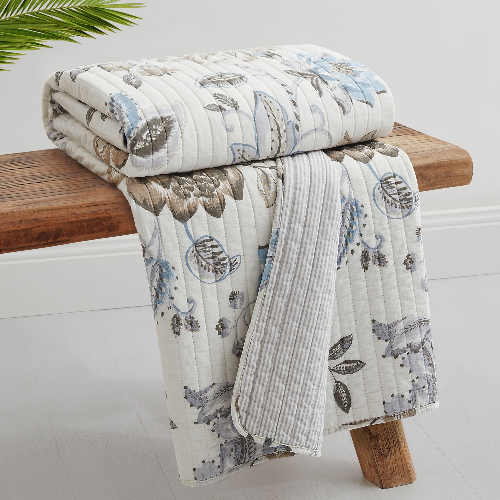 Maileen Quilted Throw Blanket - Soft Cozy Lightweight Bedspread for Couch, Sofa & Bed - Perfect for Winter Warmth, Home Decor & Gift Giving