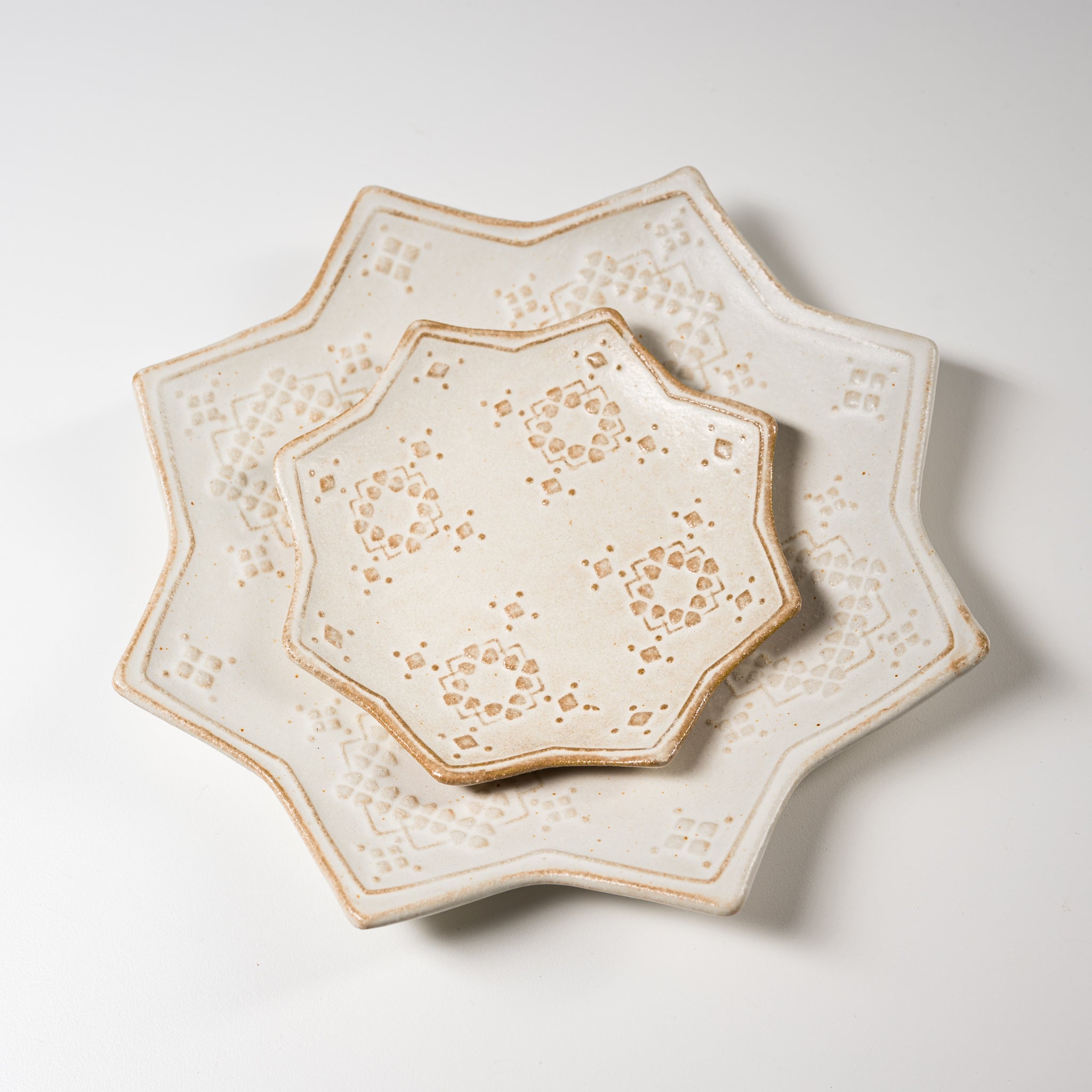 Wakasama Kiln Christmas Snowflake Plate - 2 Sizes for Holiday Table Decor & Festive Dinnerware