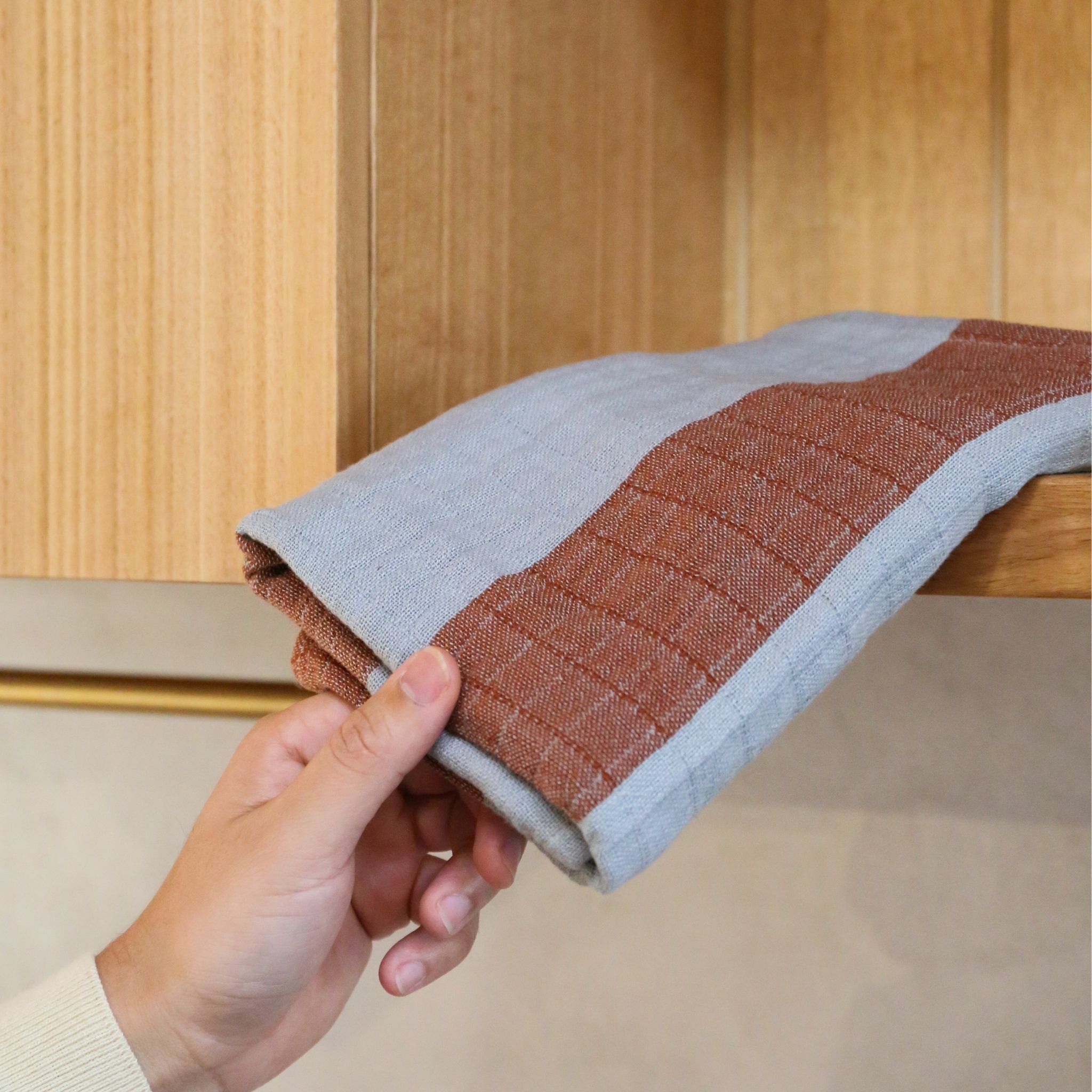 DESIGNSTUFF Striped Muslin Tea Towel - Absorbent & Durable Kitchen Towel for Drying Dishes & Hands, Mist/Cappuccino - Perfect for Kitchen, Dining & Hosting Gifts