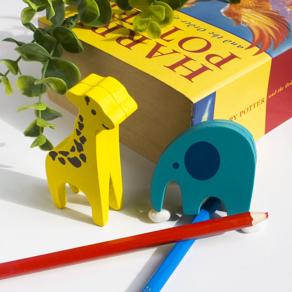 Blancho Wooden Animal Clips - Giraffe & Elephant Card Holder, Wooden Clamps for Photos, Notes, and Decor | Perfect for Home Office, Bulletin Boards, and Gift Wrapping