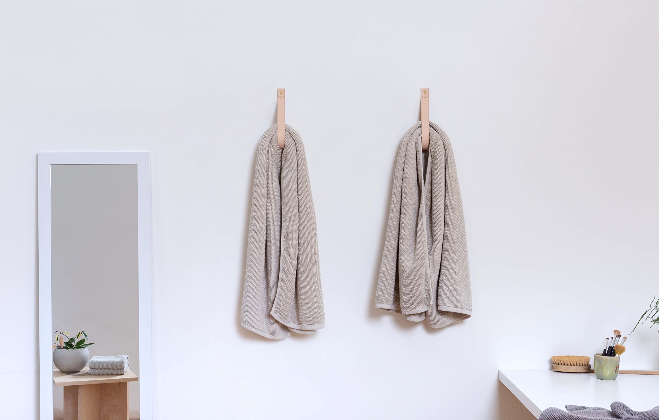 KEYAIIRA - Large Leather Wall Hook, Minimalist Wall Hanging Strap for Towels, Scarves & Coats - Decorative Storage Hanger for Bathroom, Bedroom & Entryway Organization