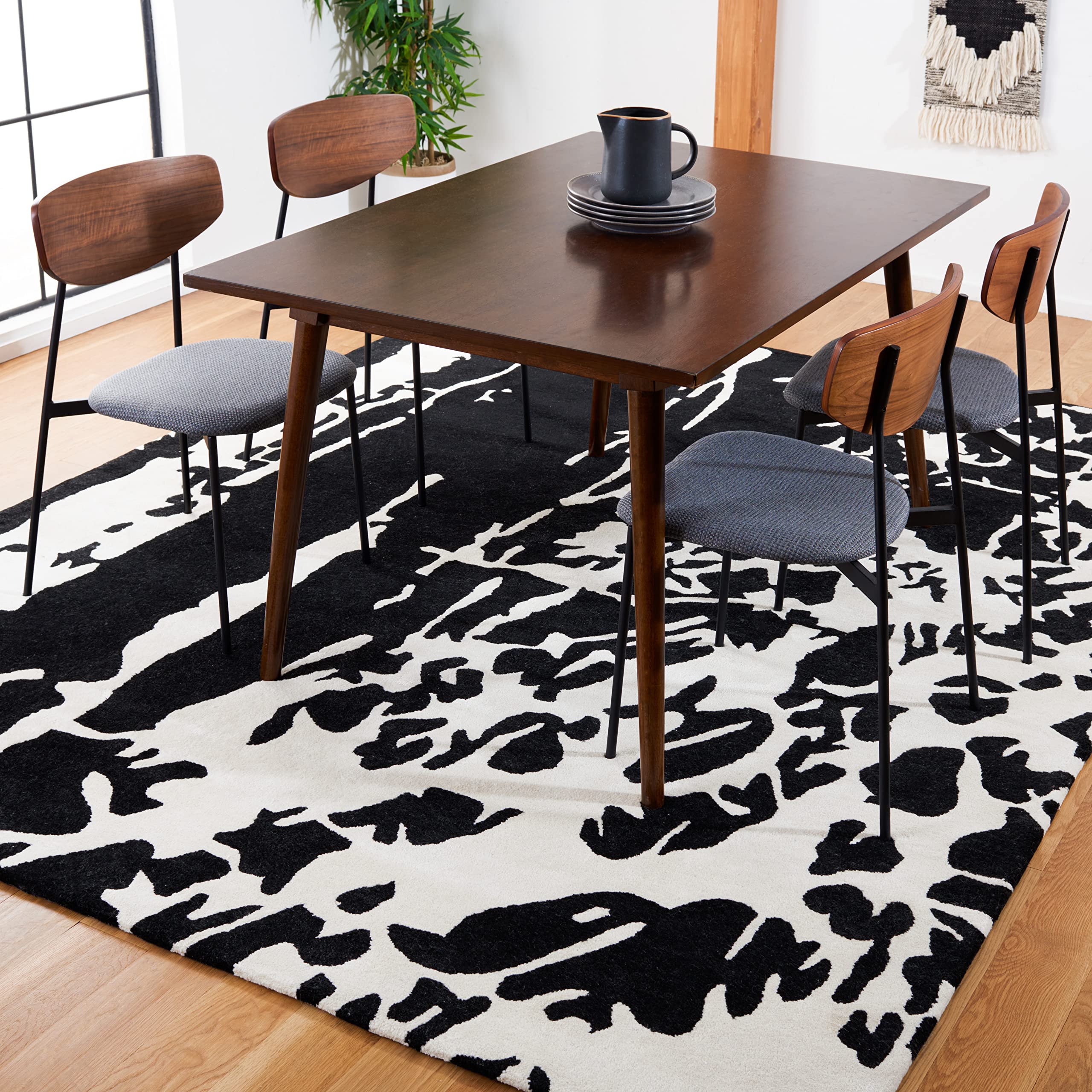 SAFAVIEH Soho Collection 8' Square Handmade Wool Area Rug - Black & Ivory - Durable for High Traffic Areas - Perfect for Living Room, Bedroom & Office Decor (SOH326A)
