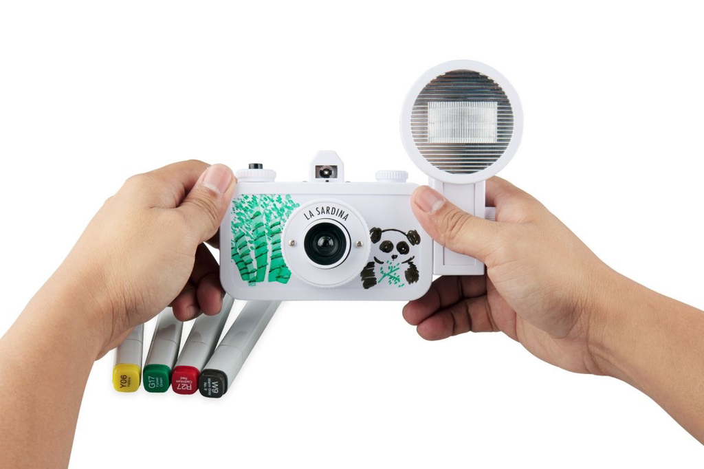 Lomography La Sardina DIY 35mm Film Camera with Flash - Vintage Style Creative Photography for Travel, Parties & Street Shots