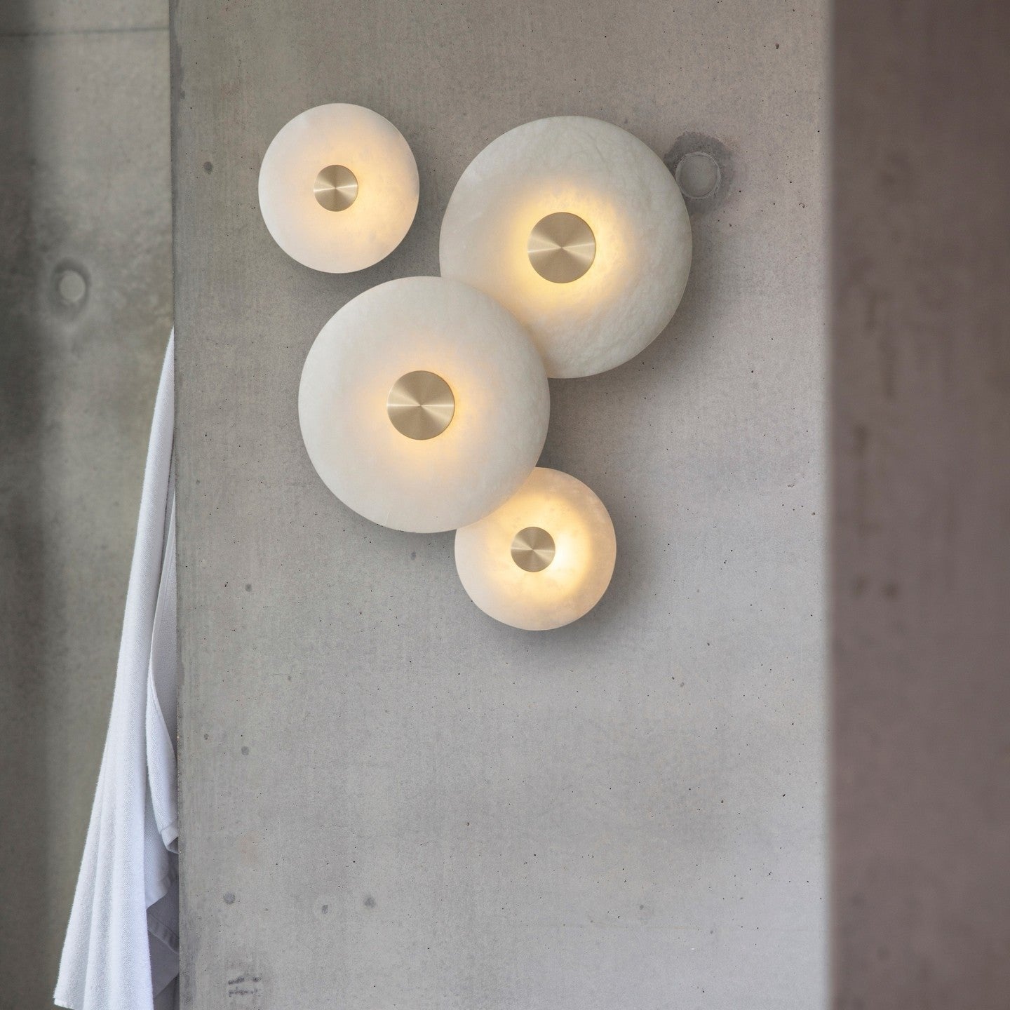 Modern Disc Shaped Alabaster Wall Light - Elegant Round Sconce for Living Room, Bedroom & Hallway Lighting - Dimmable LED Fixture for Home Decor