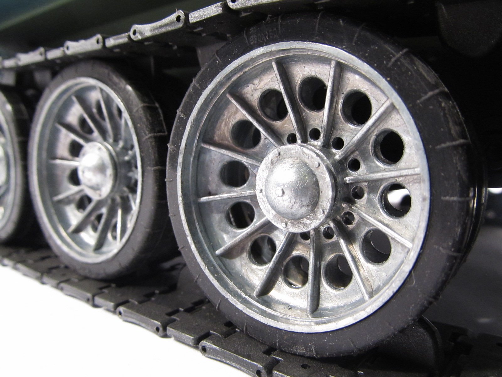 1/16 Scale Metal Road Wheels Set with Bearings for Henglong T34-85 3909-1 RC Tank - Durable Upgrade Parts for Tank Model Enthusiasts - Perfect for Off-Road Battles and Display Collections