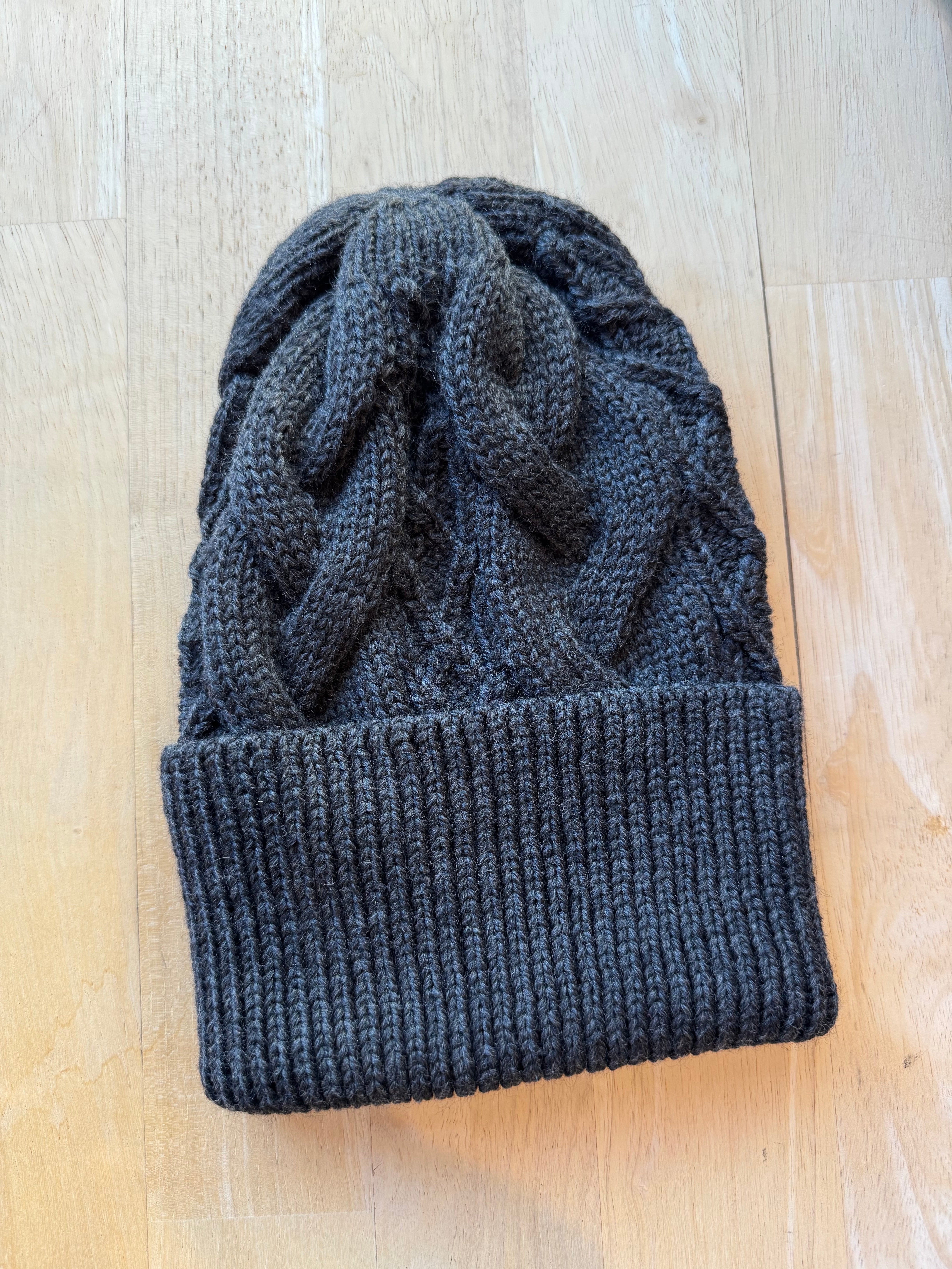 GiGi Cable Knit Beanie Hat for Women & Men - Soft & Warm Winter Hat in Charcoal Gray - Perfect for Skiing, Snowboarding & Outdoor Activities