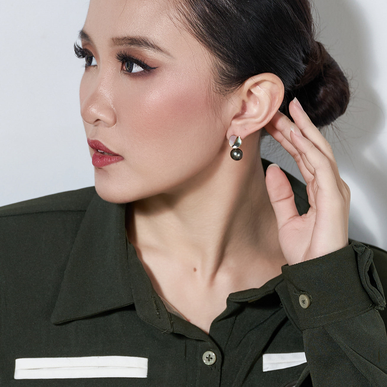 18K Gold Tahitian Pearl Earrings - Genuine Black Pearl Stud Earrings for Women, Luxury Jewelry Gift for Her, Perfect for Weddings, Parties & Special Occasions
