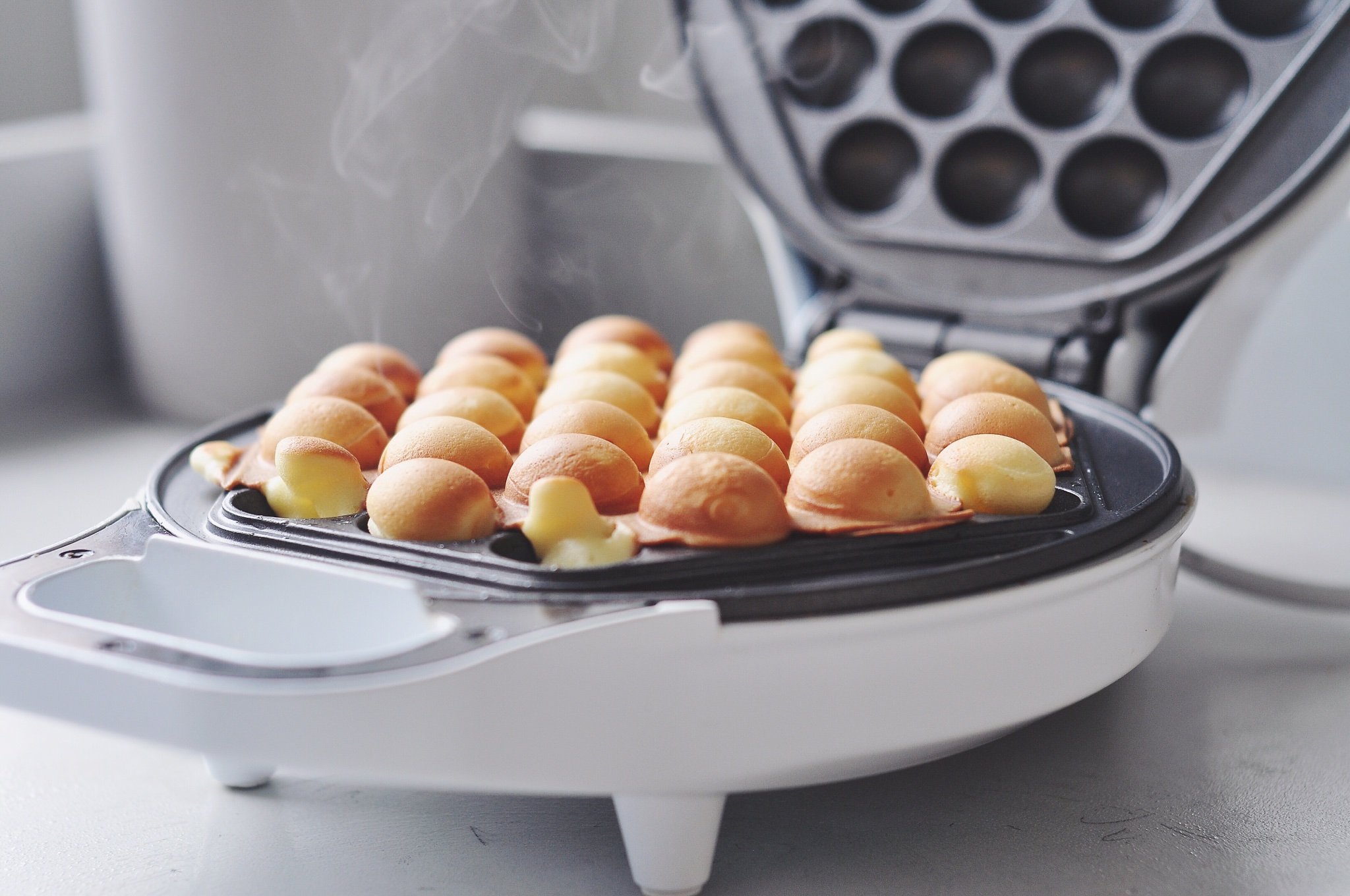 StarBlue Hong Kong Bubble Waffle Maker - 640W Electric Egg Puff Maker with Bonus Recipe eBook - White - 5-Minute Quick Cooking - Perfect for Breakfast, Desserts, and Party Snacks - UK Plug (220-240V 50/60Hz)