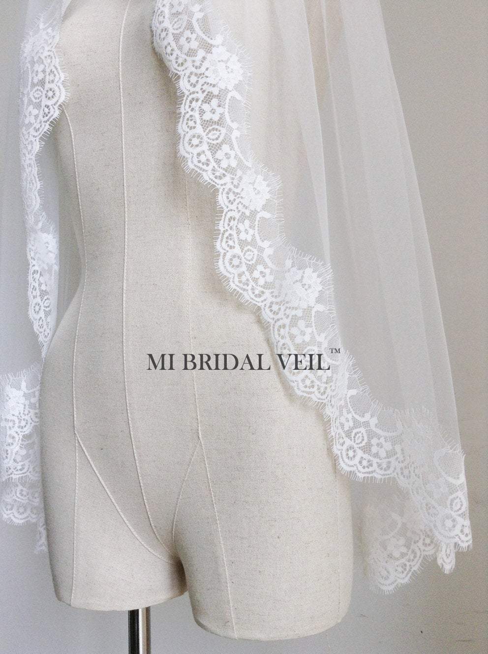 Elegant Fingertip Wedding Veil with Rose Lace Trim - Romantic Bridal Accessory for Church Ceremony & Outdoor Weddings