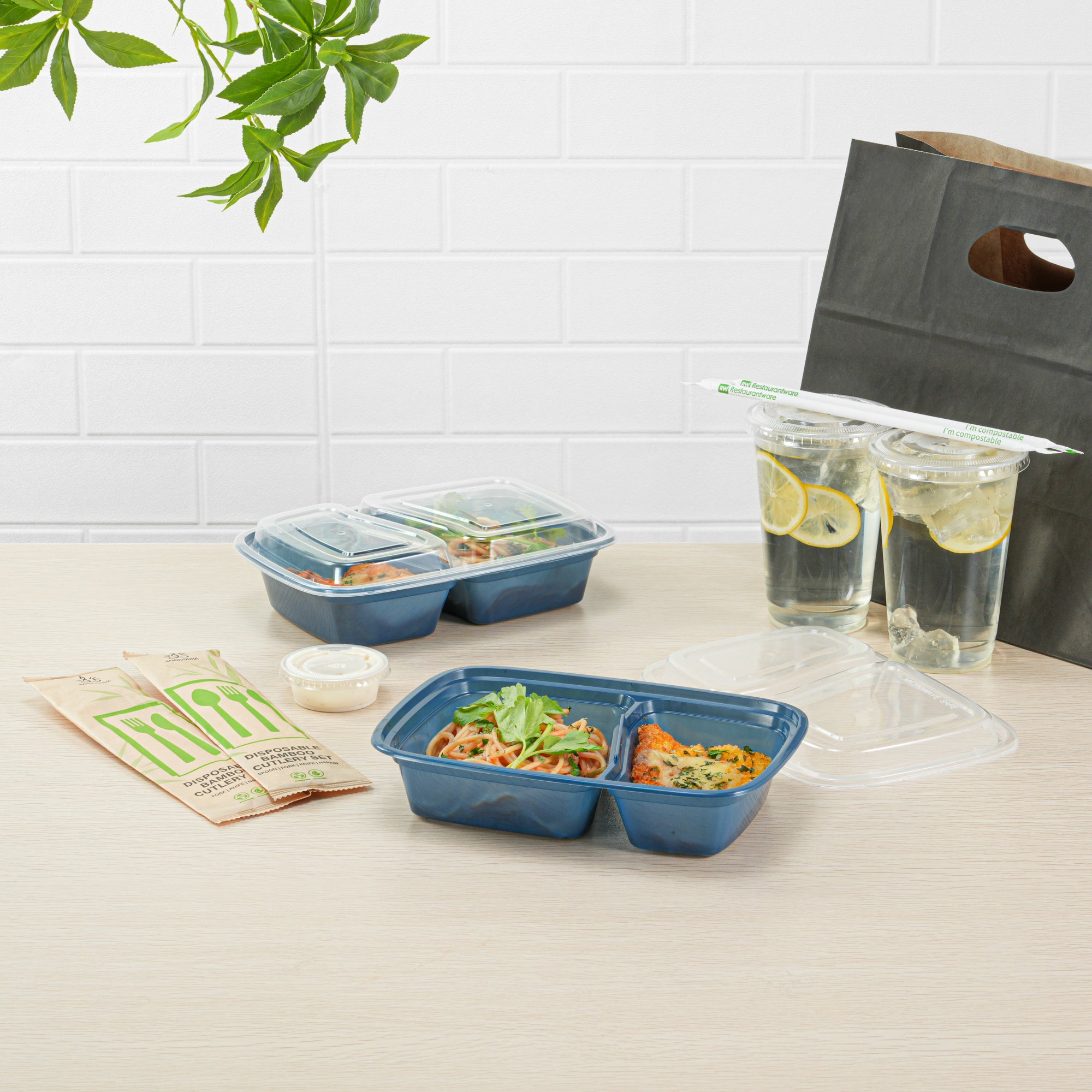 32 oz Midnight Blue Plastic 2-Compartment Food Storage Containers with Clear Lids - Microwave Safe, 8.75