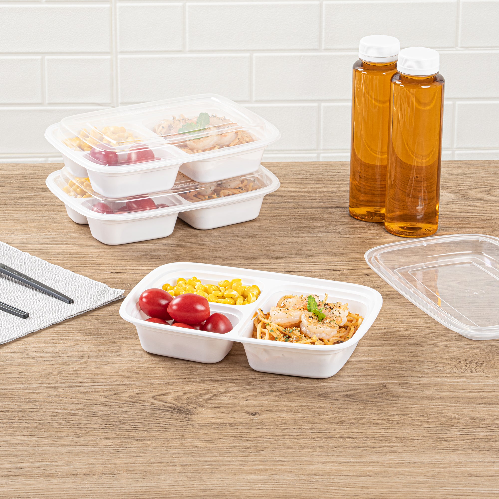 26 oz White Plastic 3-Compartment Meal Prep Containers with Clear Lids - Microwave Safe, BPA Free (8.75