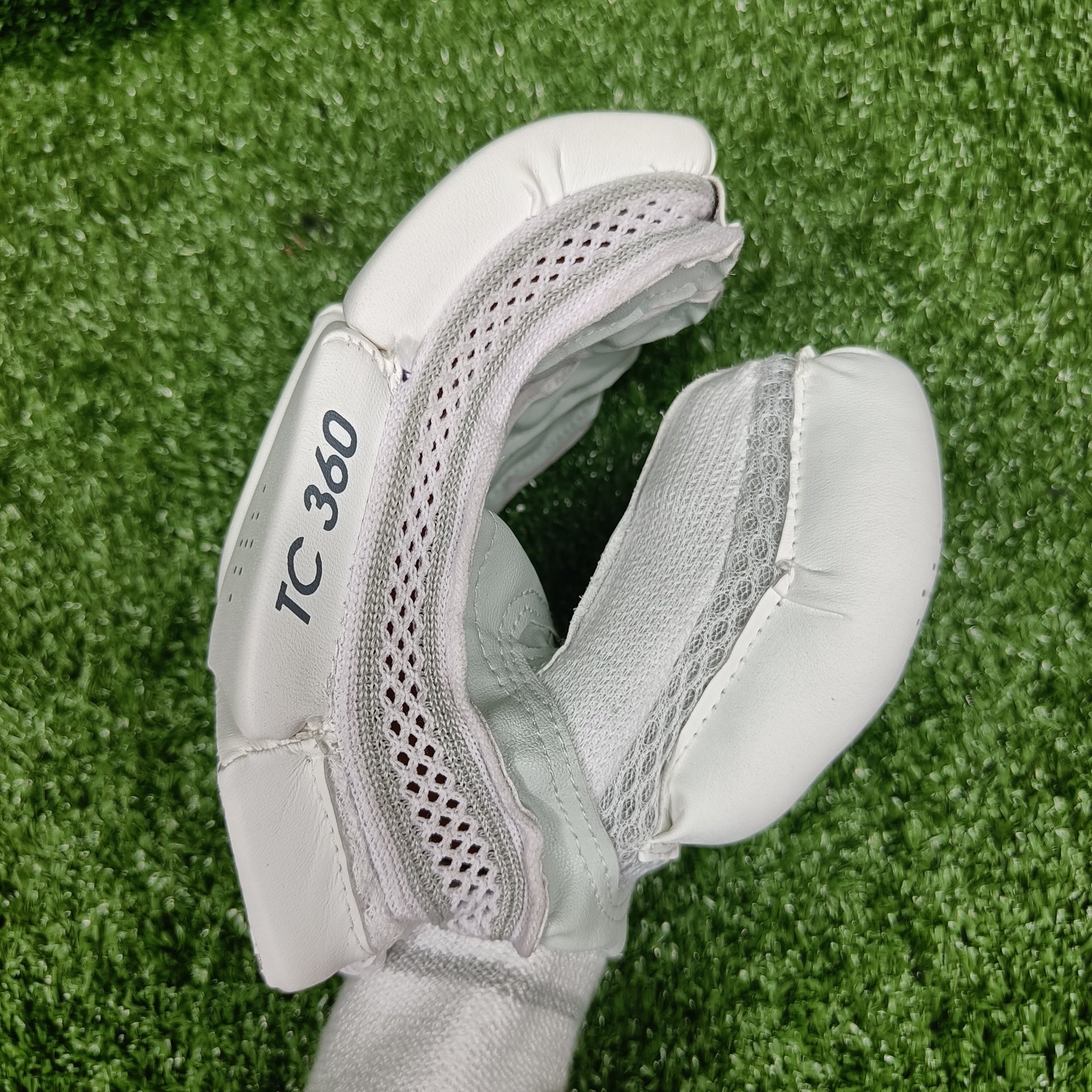New Balance TC 360 Junior/Youth Cricket Batting Gloves - Lightweight Protective Gear for Young Players - Perfect for Practice & Matches