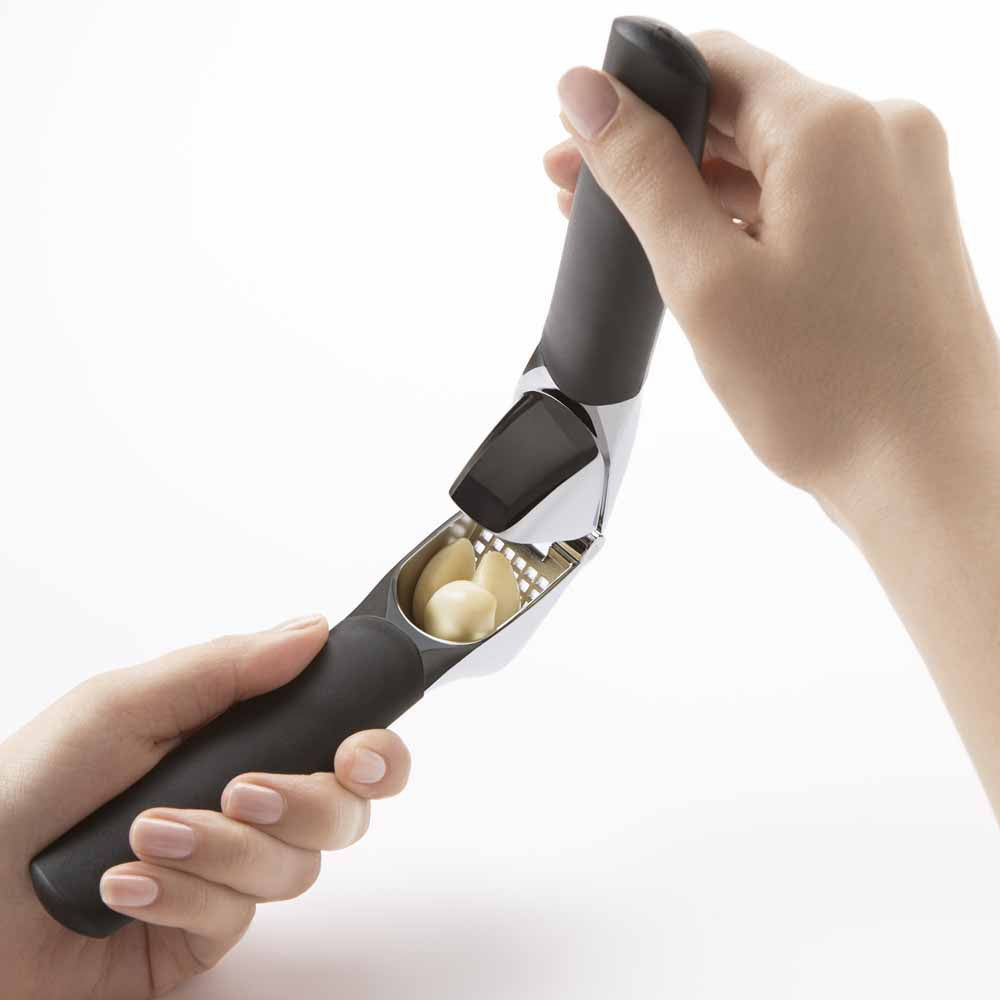 OXO Stainless Steel Garlic Press - Easy Squeeze & Clean, Rust-Proof Kitchen Gadget for Mincing Garlic, Ginger & Herbs - Perfect for Cooking, Meal Prep & Healthy Recipes
