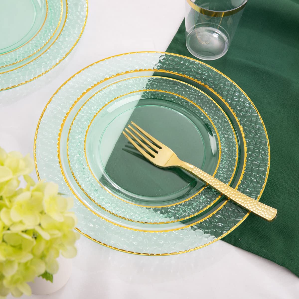 175-Piece Clear Green Plastic Dinnerware Set - 25 Gold Plates, Forks, Knives, Spoons, Cups & Napkins for Wedding, Party & Christmas Celebrations | Elegant Disposable Tableware for Events, Catering & Holiday Gatherings