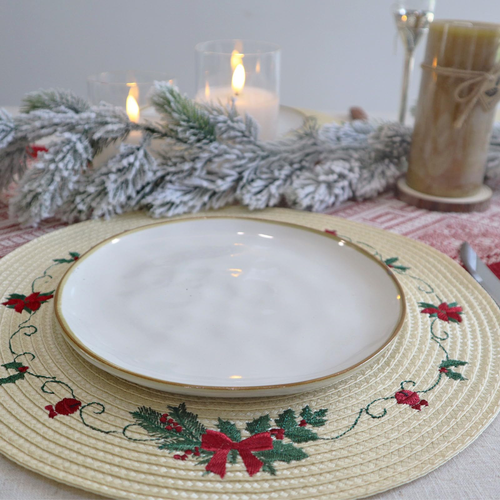LaneVines Christmas Placemats Set of 4 - Round Embroidered Holiday Table Mats for Kitchen & Dining Decor - Perfect for Christmas Dinner, Party, and Festive Home Decorations