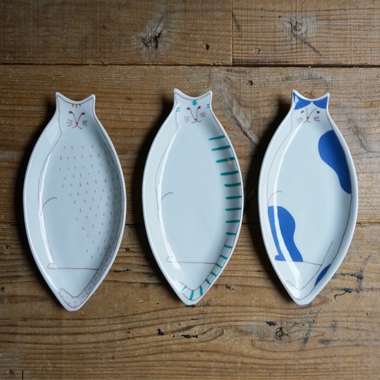 Harekutani Porcelain Cat Plate - Elegant Japanese Ceramic Dish for Tea, Desserts & Home Decor - Perfect for Gift Giving, Afternoon Tea & Kawaii Aesthetic Table Setting