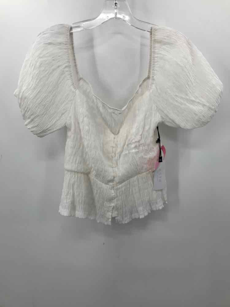 Pre-Owned ASTR White Blouse Women's Size Medium | Vintage Chic Top for Casual Wear, Office & Date Night